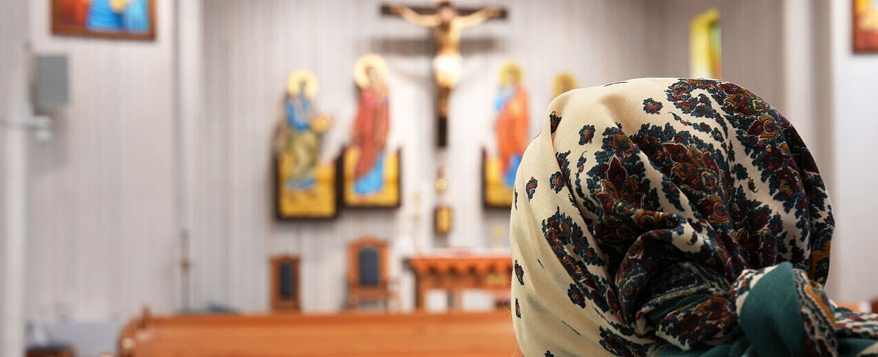 Chaldäische Christen finden in der Jungfrau-Maria-Kirche im schwedischen Södertälje einen Ort des Gebets und der Gemeinschaft. (Fotos: Theresa Meier)