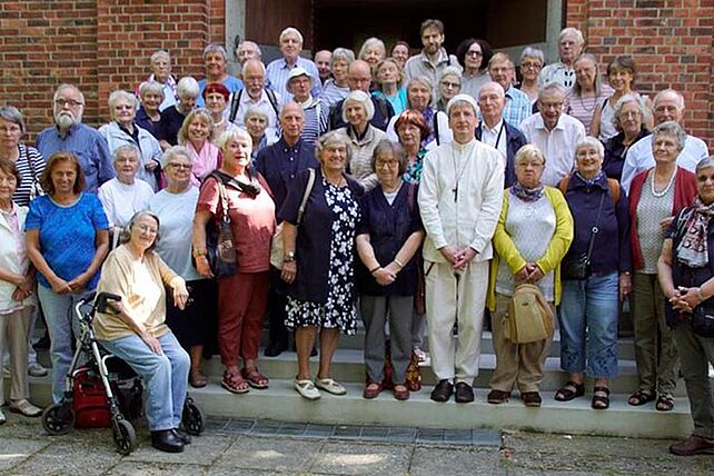 Gruppenfoto der Diasporafahrtteilnehmer mit Pater Jürgen. Foto: Hubertus Konitz