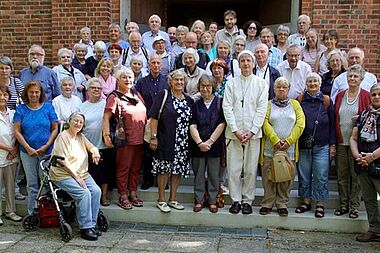 Gruppenfoto der Diasporafahrtteilnehmer mit Pater Jürgen. Foto: Hubertus Konitz