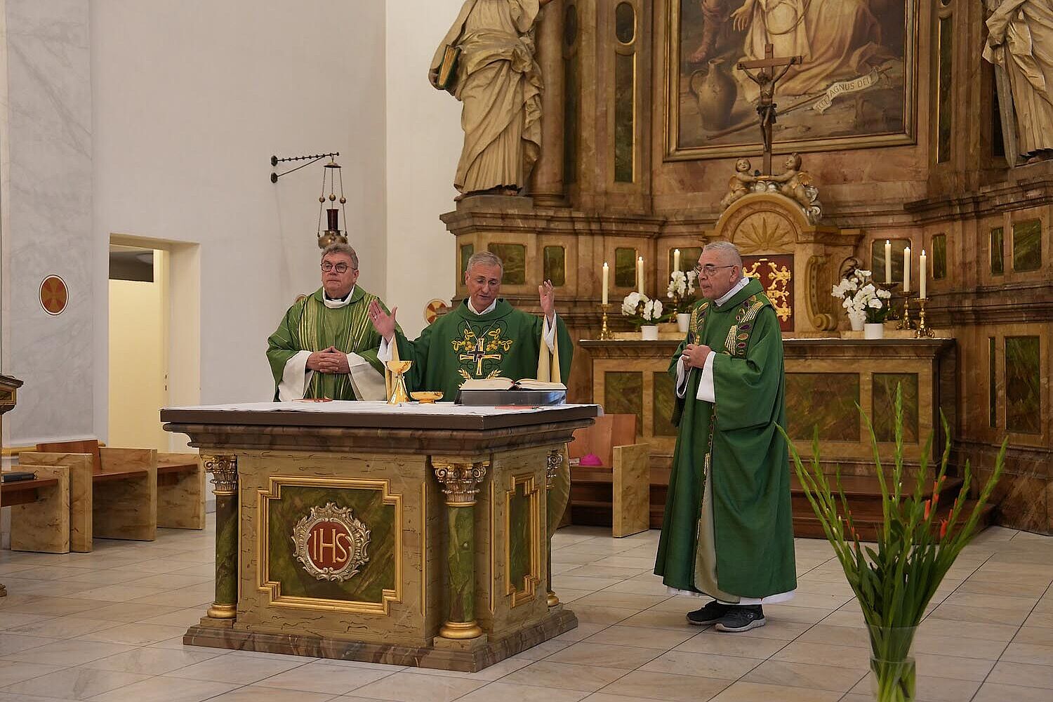 Bonifatiuswerk-Generalsekretär Monsignore Austen, Erzbischof Stefan Heße und Pastor Karl Schultz (v.l.) bei der Heiligen Messe in der St.-Joseph-Kirche in St. Pauli. Foto: Marcus Thielking