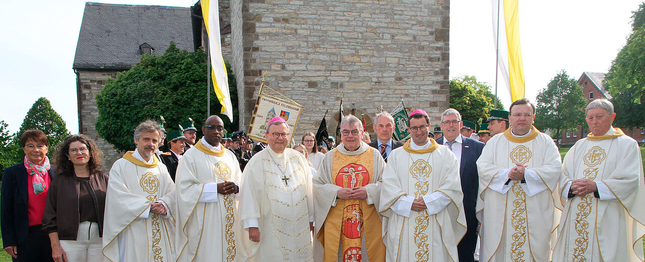 In der Gemeinde in Büren-Brenken begannen am Sonntag die Feierlichkeiten zum 40. Priesterjubiläum von Msgr. Georg Austen (Mitte). (Foto: Johannes Büttner)