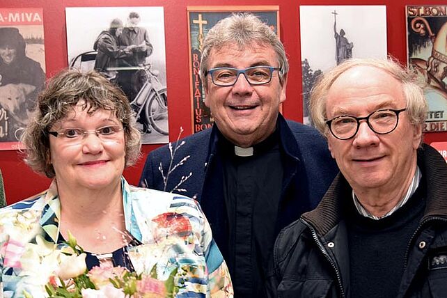 Danke für 39 Jahre! Christa Benkert wurde heute unter anderem von Generalsekretär Monsignore Georg Austen (Mitte), Geschäftsführer Ulrich Franke (r.), dem Vorsitzenden des Paderborner Diözesan-Bonifatiuswerkes, Pfarrer Wolfgang Winkelmann, und vom Vorsitzenden der Mitarbeitervertretung Patrick Kleibold (l.) verabschiedet. (Fotos: Theresa Meier)
