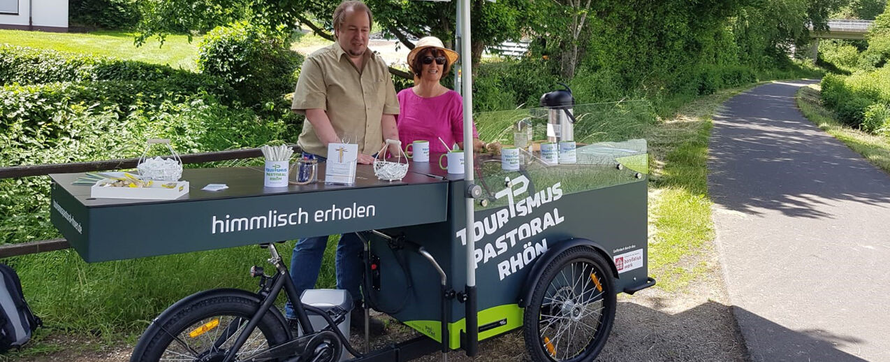 Christian und Rita, die ehrenamtlichen Helfer des Lastenrades der Tourismuspastoral Rhön im Bistum Fulda (Foto: Tourismuspastoral) 