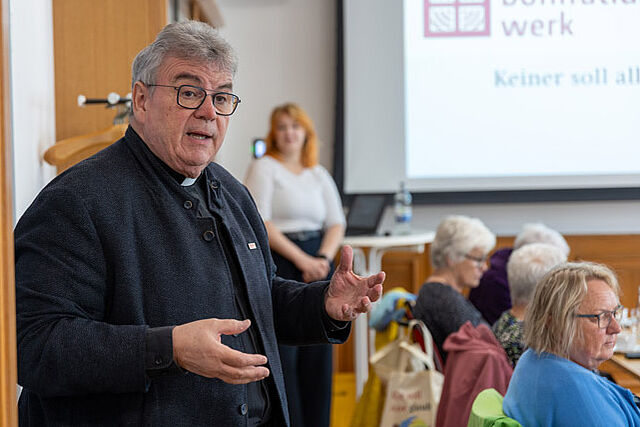 Generalsekretär Monsignore Georg Austen beantwortete die Fragen aus den Reihen des "Politischen Stammtisches". (Foto: Hartmut Salzmann)