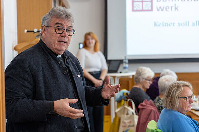Generalsekretär Monsignore Georg Austen beantwortete die Fragen aus den Reihen des "Politischen Stammtisches". (Foto: Hartmut Salzmann)