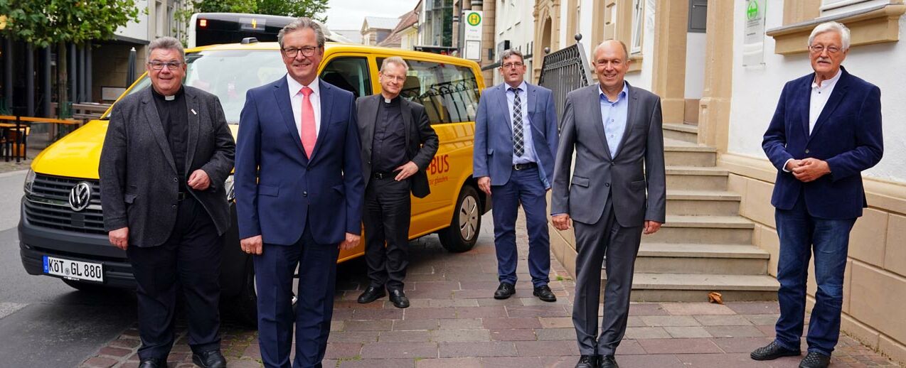 Bürgermeister Michael Dreier und CDU-Landratskandidat Christoph Rüther zum politischen Austausch im Bonifatiuswerk: Von Links: Monsignore Georg Austen (Generalsekretär Bonifatiuswerk), Bürgermeister Michael Dreier, Armin Kensbock (Pfarrer in Köthen), Ingo Imenkäper (Geschäftsführer Bonifatiuswerk), Bürgermeister Christoph Rüther und Heinz Paus (Präsident Bonifatiuswerk). Auf dem Bild ist ein BONI-Bus zu sehen, von denen das Bonifatiuswerk am heutigen Tag fünf weitere für die Gemeindearbeit in der Diaspora vergeben hat. Derzeit sind circa 600 solcher Fahrzeuge in Deutschland im Einsatz. Foto: Patrick Kleibold