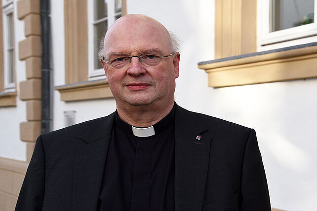 Generalvikar Alfons Hardt vor dem Bonifatiushaus. (Foto: Theresa Meier)