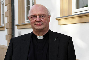 Generalvikar Alfons Hardt vor dem Bonifatiushaus. (Foto: Theresa Meier)