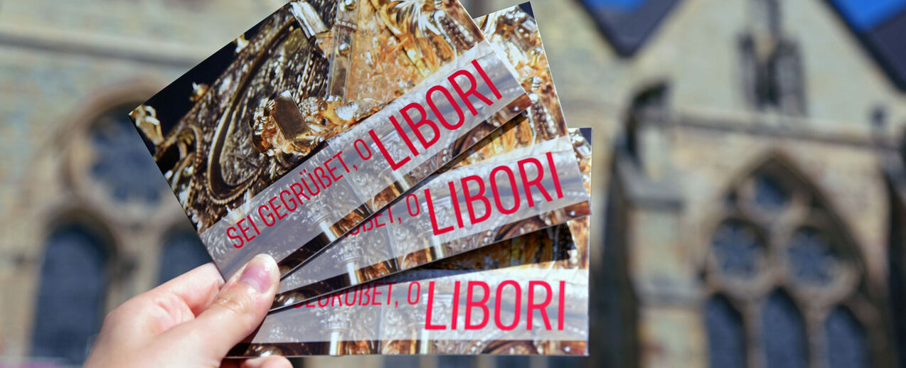 Sehr beliebt auf Libori: Die Liboritusch-Klappkarte. (Foto: Patrick Kleibold)