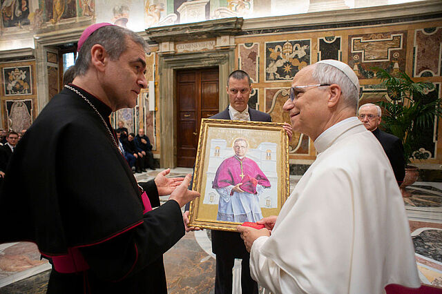 Bischof Philippe Jean-Charles Jourdan überreicht Papst Leo XIV. ein Bild des jüngst selig gesprochenen Märtyrerbischofs Eduard Profittlich. (Foto: @VATICAN MEDIA) Bischof Philippe Jean-Charles Jourdan überreicht Papst Leo XIV. ein Bild des jüngst selig gesprochenen Märtyrerbischofs Eduard Profittlich. (Foto: @VATICAN MEDIA)
