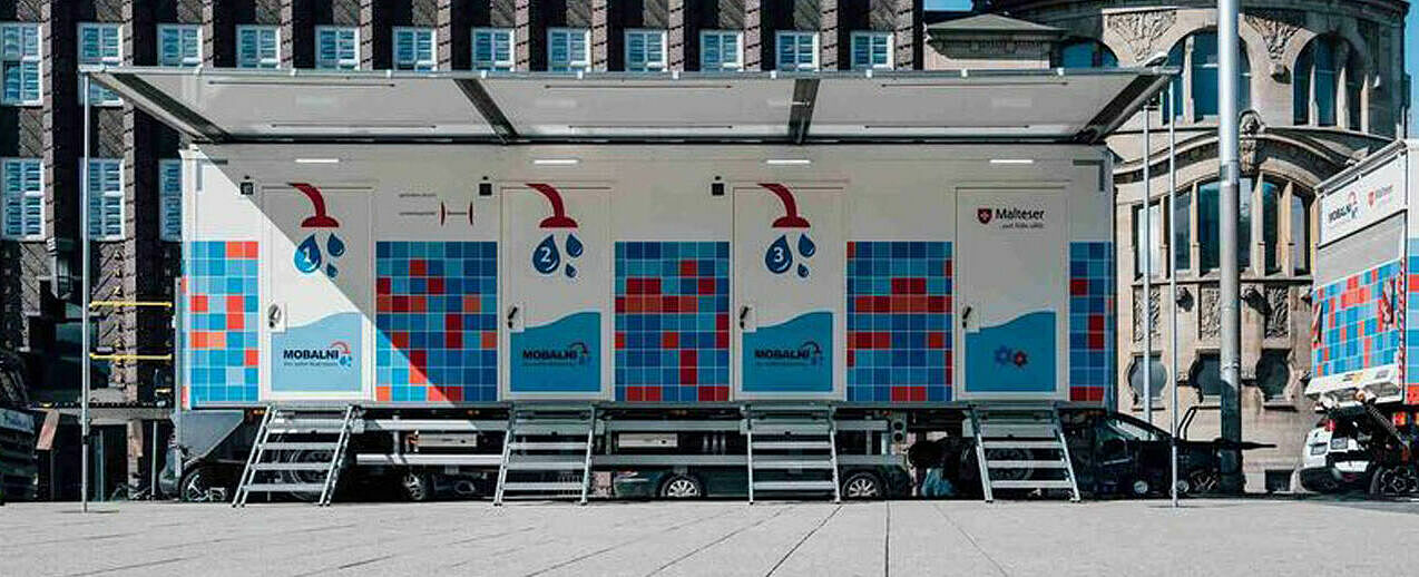 Der MOBALNI-Duschanhänger auf dem Goseriedeplatz in Hannover bietet seit April 2024 wohnungslosen Menschen eine Duschgelegenheit. (Foto: Mires/Malteser)