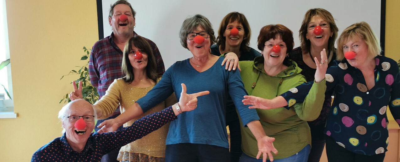 Teilnehmer des Workshops „Humor in der Arbeit mit Schwerkranken und Sterbenden“. (Foto: Martina Steinfurth)