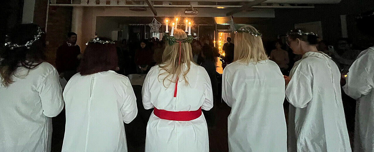 Traditionell trägt die heilige Lucia einen Lichterkranz auf dem Kopf. (Foto: Caritas Sverige)