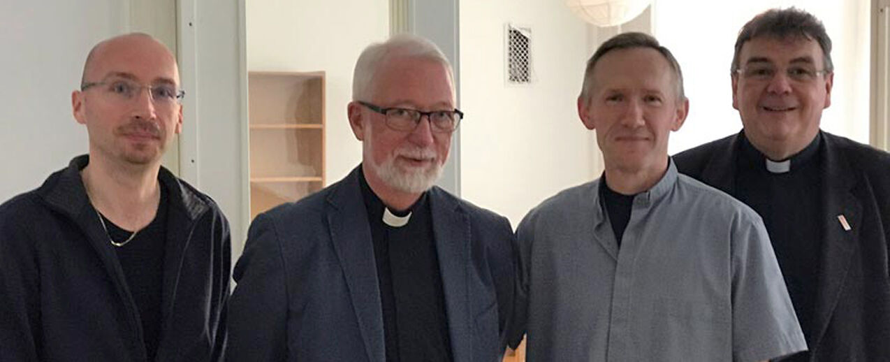 Der Generalvikar des Bistums Kopenhagen, Niels Engelbrecht, (zweiter von links) zeigt Monsignore Georg Austen (rechts) den Herz-Jesu Gebäudekomplex mitten im Herzen von Kopenhagen.
