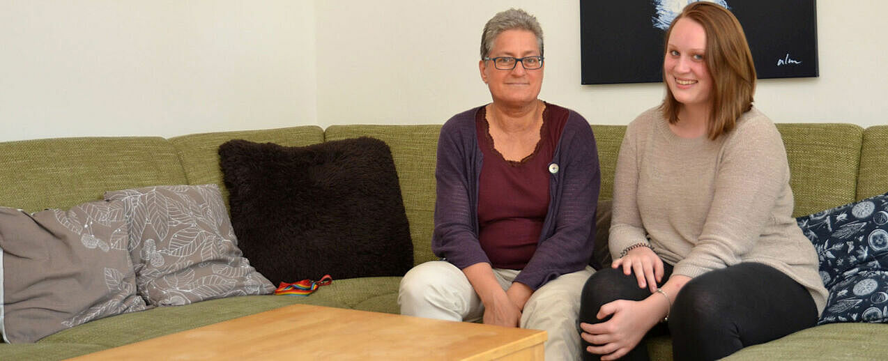 Im Wohnzimmer ihrer Wohngruppe: Jasmin (r.) und die Leitung des Wohnhauses Johanna, Annette Stöber. (Foto: Alfred Herrmann)