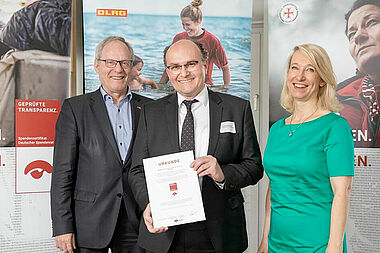 Daniela Geue (Geschäftsführerin Deutscher Spendenrat) und Wolfgang Stueckemann (Vorsitzender Deutscher Spendenrat) verleihen das Spendenzertifikat an Martin Guntermann vom Bonifatiuswerk © Joerg Sarbach