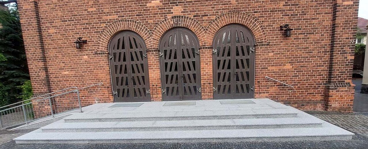 Sicherer Zugang zur Christuskirche in Cottbus erneuert: Bonifatiuswerk fördert mit 5.500 Euro. Foto: Andreas Baron