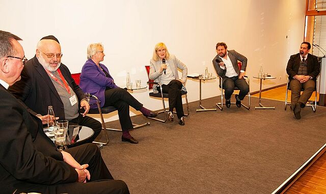 Abschlusspodium: (v. l.) Bischof Dr. Martin Hein, Rabbiner Dr. Walter Rothschild, Annette Schavan, Prof. Dr. Claudia Nothelle, Dr. Wolfram Eilenberger, Aimann A. Mayzek. (Foto: Karl-Martin Flüter)