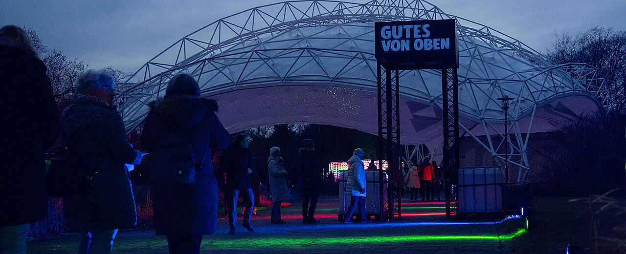 „Gutes von oben” steht in der Nähe des Musikpavillons der Gruga. Foto: Nicole Cronauge | Bistum Essen