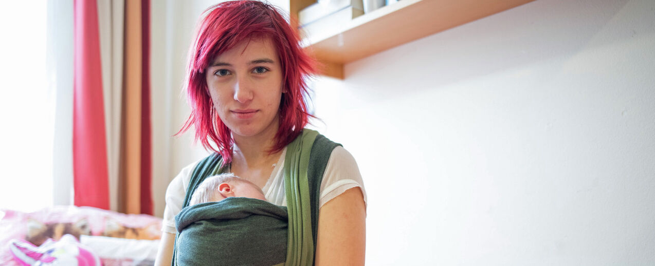 Seit zwei Monaten wohnt die 19-jährige Ines mit ihrer kleinen Tochter Alice im Agenshaus. (Foto: Markus Nowak)