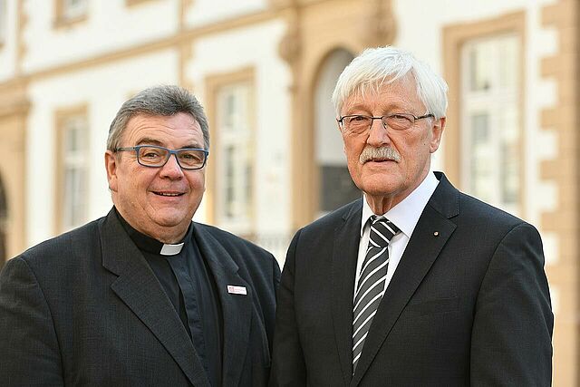 Monsignore Georg Austen (links) und Präsident Heinz Paus danken allen Förderern und Spendern für ihre Großzügigkeit, ohne die der Einsatz des Bonifatiuswerkes nicht denkbar wäre. (Foto: Hiegemann)