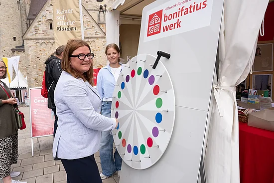 Theologin Marge Paas (Estland) am Glücksrad. Foto: Hartmut Salzmann