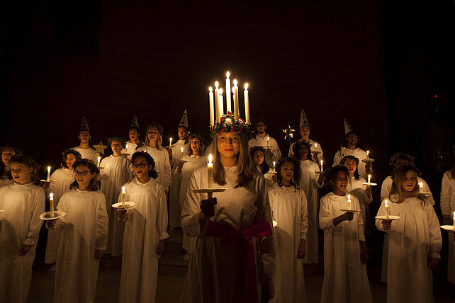 Elisabeth Schwake, ehemalige Praktikantin, spielte 2017 die Lucia in der St.-Eugenia-Gemeinde in Stockholm. (Foto: Reaz Uddin)