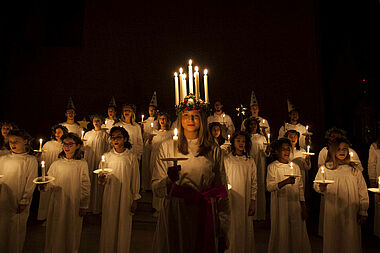 Elisabeth Schwake, ehemalige Praktikantin, spielte 2017 die Lucia in der St.-Eugenia-Gemeinde in Stockholm. (Foto: Reaz Uddin)