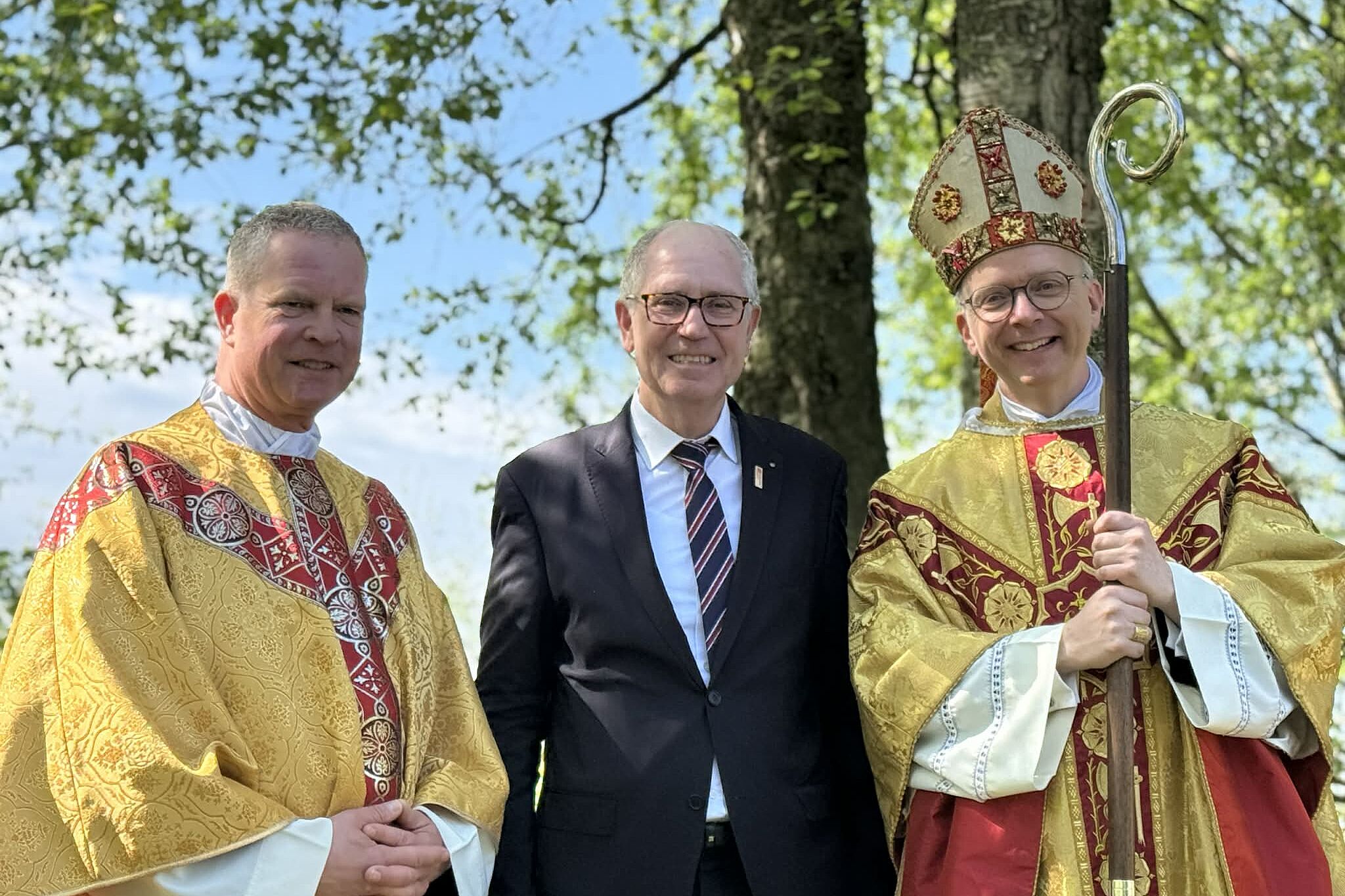 Nach dem Gottesdienst (von links): Pater Sigurd Markussen, Bonifatiuswerk-Präsident Manfred Müller und Bischof Erik Varden. (Foto: Pål Johannes Nes/EWTN Norge)