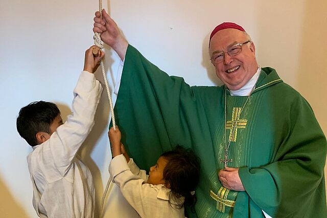 Erzbischof Hans-Josef Becker unterstützt die Messdiener der Pfarrei Christkönig beim Läuten der Glocken. (Foto: Bonifatiuswerk)