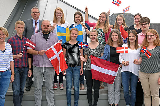 Was das besondere an der katholischen Kirche in Nordeuropa und im Baltikum ist, erfuhren die zwölf ehemaligen und zukünftigen Praktikanten von Julia Jesse (links), Professor Hans Hobelsberger (3.v.l.), Anna Nick, (2.v.r.) und Monsignore Georg Austen (rechts). Foto: Reiher
