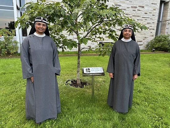 Sr. Gennarina und Sr. Vimala vor der von Papst Franziskus gepflanzten Eiche. Foto: Julian Heese Sr. Gennarina und Sr. Vimala vor der von Papst Franziskus gepflanzten Eiche. Foto: Julian Heese