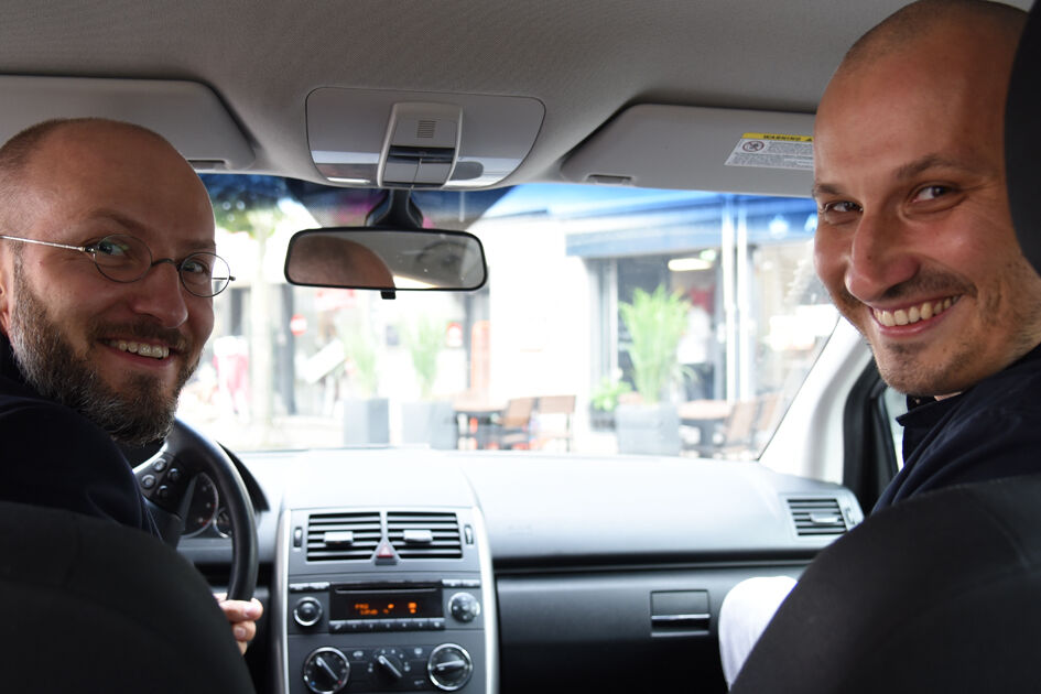 Janis Melnikovs SJ und Ivars Juhnevics SJ (v.l.) sind startklar für ihre Rückreise nach Lettland. (Foto: Theresa Meier)