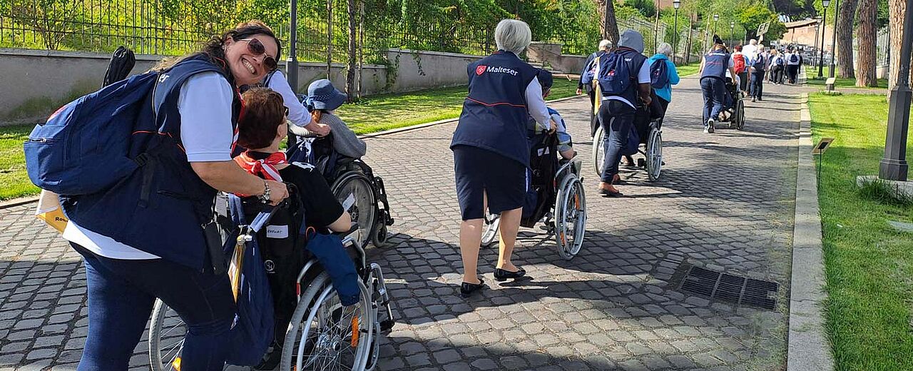 Menschen mit körperlichen oder geistigen Einschränkungen machten sich gemeinsam mit Begleitpersonen der Malteser auf den Weg in die Heilige Stadt. Foto: Sabine Orlob