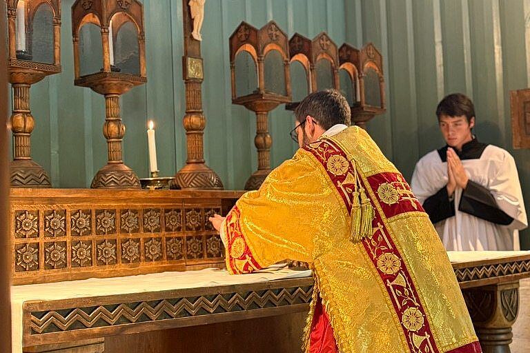Der Verwalter der St.-Olav-Kathedrale, Pater Florian Pletscher, während der Messe in Stiklestad. (Foto: Pål Johannes Nes/EWTN Norge)