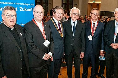 Das Christentum steht für die Werte des „europäischen Friedenprojektes“: Dr. Hans-Gert Pöttering (3. von rechts) hielt im Paderborner Rathaus die Impulsansprache für den Europakongress. Monsignore Georg Austen (v. l.), Generalvikar Alfons Hardt, Bürgermeister Michael Dreier, Dr. Hans-Gert Pöttering, Dr. Hans Hobelsberger und Heinz Paus. Foto: Karl-Martin Flüter