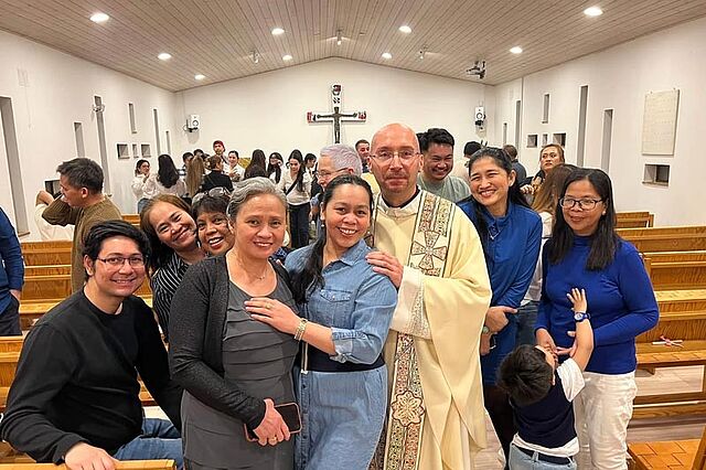 Gemeindemitglieder der Pfarreri Christus König in Nuuk (Grönland) mit Pfarrer Pater Tomaž Majcen OFMConv. Foto: Krist Konge 