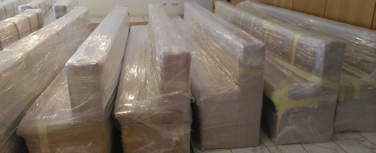In Reih und Glied warteten die sicher verpackten Kirchenbänke auf die weite Reise nach Island. (Foto: Marianne Gehring)