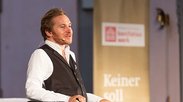 Samuel Koch spricht zum Diaspora-Sonntag in St. Pius Ingolstadt. Foto: Hartmut Salzmann