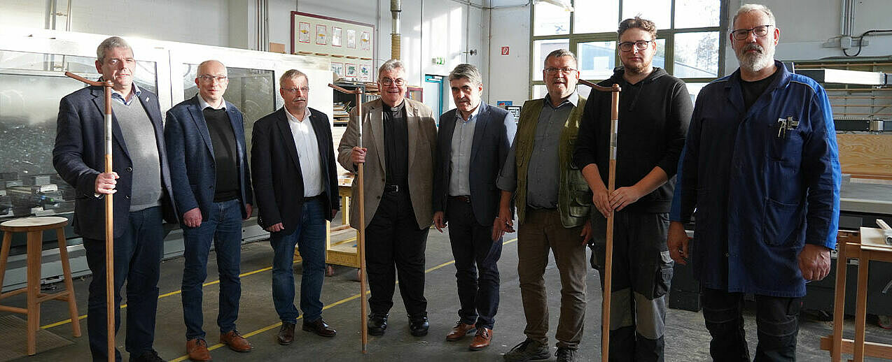Das Team von KBBW-Geschäftsführer Dietmar Mantel übergab dem Vorstand des Bonifatiuswerkes, Monsignore Georg Austen und Ingo Imenkämper die Pilgerstäbe.(Foto: Pia Senneka) 