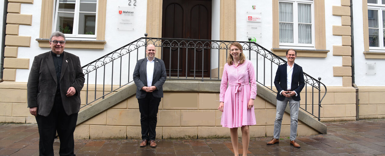 Monsignore Georg Austen und Simon Rüffin vom Bonifatiuswerk begrüßen BDKJ-Bundesvorsitzende Katharina Norpoth und BDKJ-Geschäftsführer Wolfgang Ehrenlechner im Bonifatiushaus (v.l.) (Foto: Theresa Meier)