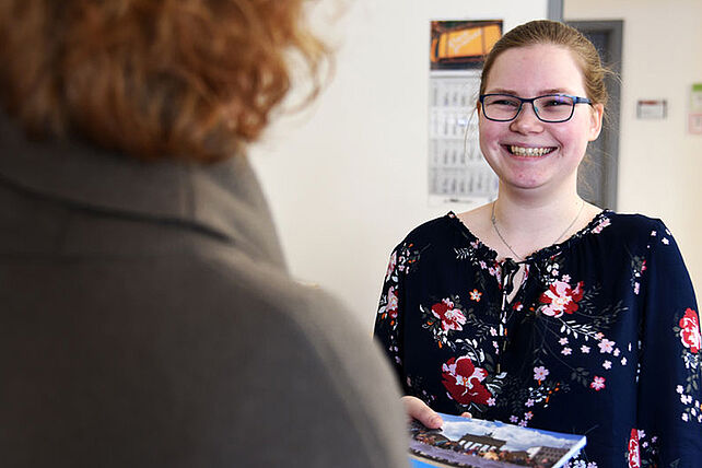 Johanna Meyer im Gespräch mit einer Kollegin. Foto: Theresa Meier