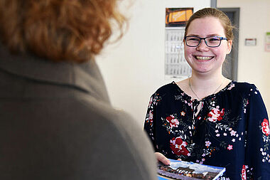 Johanna Meyer im Gespräch mit einer Kollegin. Foto: Theresa Meier