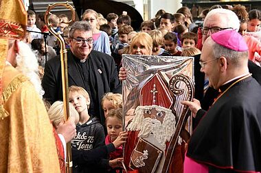 Bischof Nikolaus, Msgr. Georg Austen, Maite Kelly, Bürgermeister Norbert Plum und Bischof Dieser übergeben den Schülern den Printen-Nikolaus (v.l.) Foto: Theresa Meier