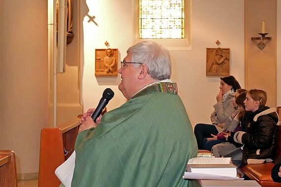 Pfarrer Klaus Josef Rein schilderte den Gemeindemitgliedern seine eigenen Eindrücke von der katholischen Kirche in Norwegen, die er im vergangenen Jahr sammeln konnte.