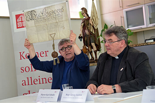 Von Links: Pfarrer Karl Schultz aus der Kirchengemeinde St. Joseph, Monsignore Georg Austen (Generalsekretär des Bonifatiuswerkes)