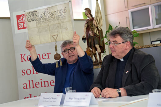Von Links: Pfarrer Karl Schultz aus der Kirchengemeinde St. Joseph, Monsignore Georg Austen (Generalsekretär des Bonifatiuswerkes)