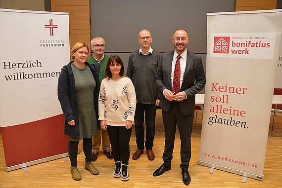 Referenten aus den Erzählwerkstätten (von links): Dr. Anne Rademacher (Seelsorgeamt Erfurt), Gregor Giele (Propstei Leipzig), Martina Steinfurth (Lazarusdienste Stralsund), Dr. Andreas Fincke (Evangelische Studierendengemeinde Erfurt) und Martin de Jong (Pionierorte Niederlande). Foto: Bonifatiuswerk/Marius Thöne