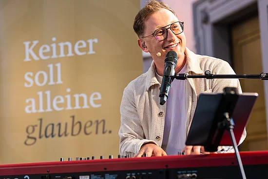 Sänger Samuel Rösch bei der Veranstaltung "Mut zur Hoffnung" in der Paderborner Marktkirche. Foto: Hartmut Salzmann
