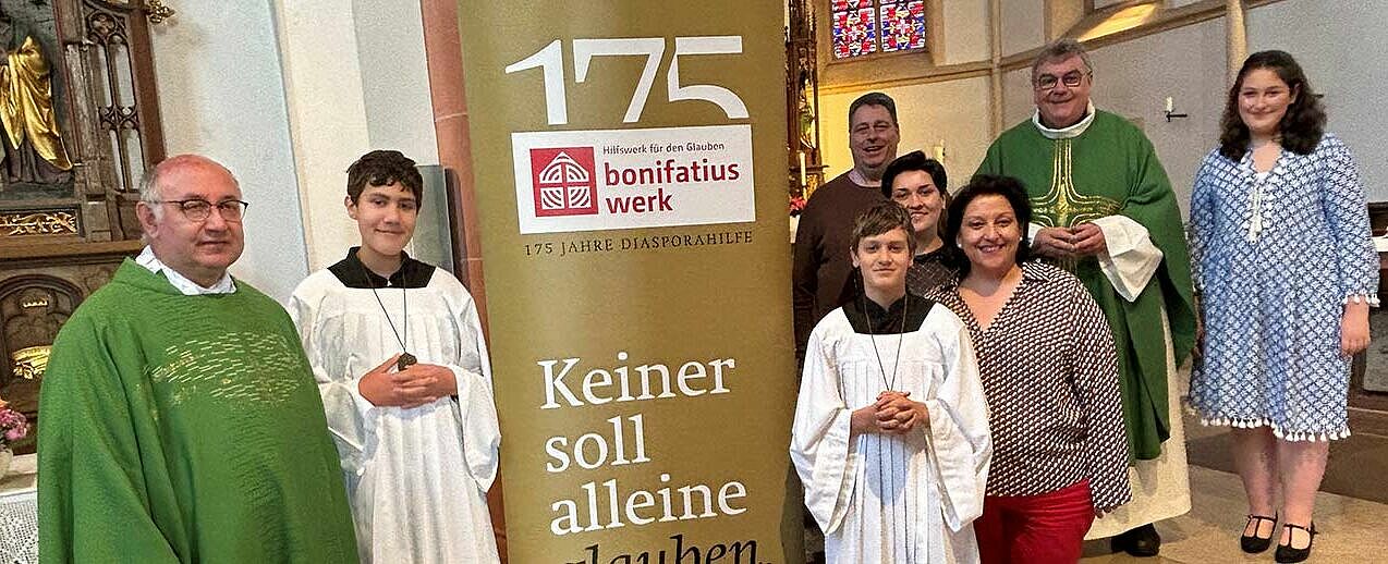 Pfarrer Georg Kersting (links) gemeinsam mit  Messdienern, dem Ensemble FamM und Monsignore Georg Austen (2.v. rechts). (Foto: Julian Heese)